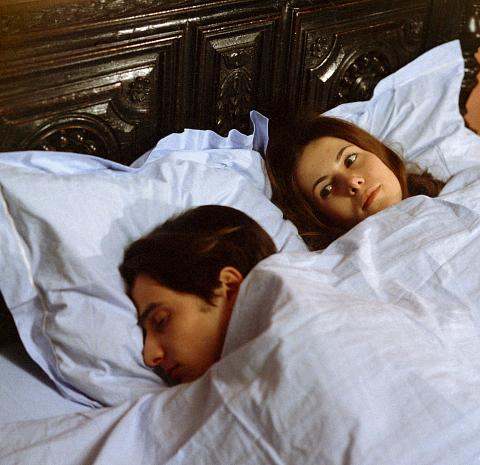 Für die Einstellung auf das junge Paar im Ehebett der Eltern streicht François ihr eine Strähne aus dem Gesicht. Dieser Moment macht Claude bewusst, dass sie ihn liebt.