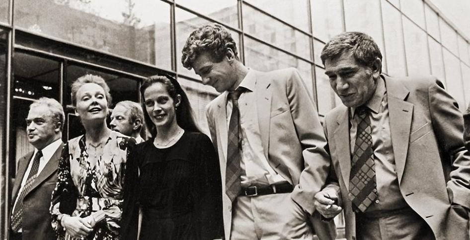 Festivalsieger Moskau 1981: "Teheran 43"-Regisseur Alexandr Alow mit den Stars Natalia Belochwostikowa, Claude Jade, Igor Kostolewski und Armen Dshigarchanian. Hinter dem Regisseur flaniert Albert Filosow . Eröffnungsfilm des Festivals ist "Lenin in Paris" - ebenfalls mit Claude Jade.