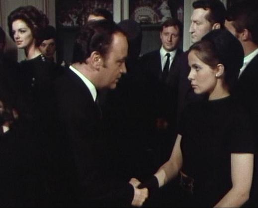 Morcerf (Raymond Pellegrin) kondoliert Linda (Claude Jade). Im Hintergrund: Anny Duperey