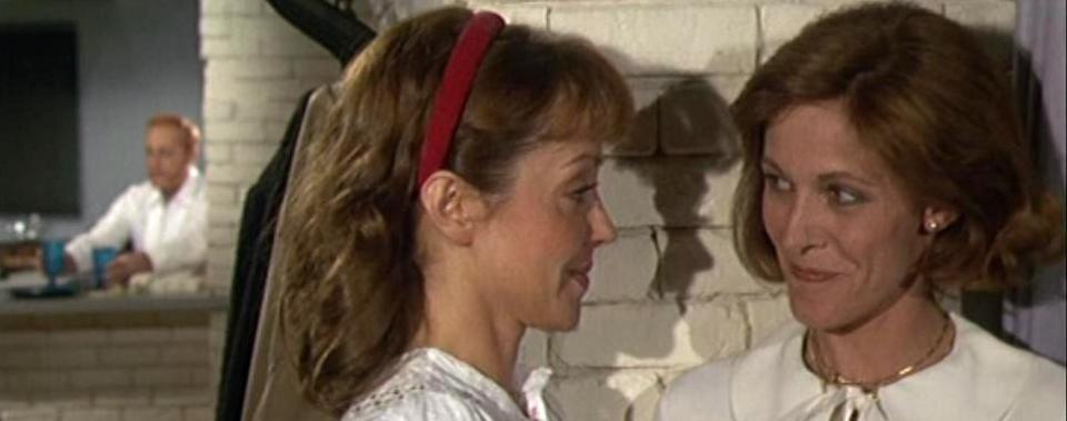 Während Corinne Le Poulain und Claude Jade flirte, bereitet Michel Serrault das Essen zu. Szene aus "Bonsoir"