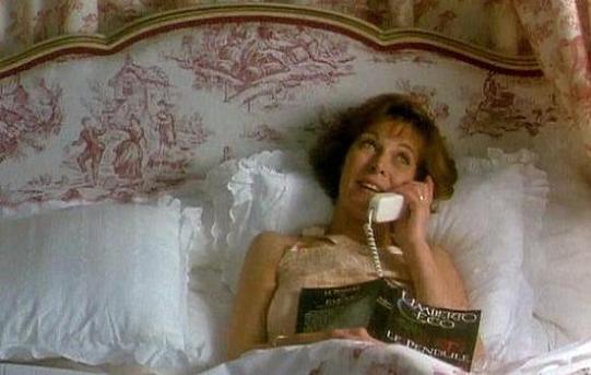 Claude Jade lit "Le Pendule de Foucault" d' Umberto Eco dans le film "Tableau d'honneur"