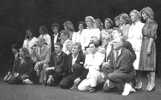 von links nach rechts: Jean-Pierre Cargol, Jeanne Moreau, Frédérique Jamet, Fanny Ardant, Sylvie Grézel, Charles Denner, Marcel Berbert (Produzent bei Les films du Carrosse), Dani, Jacqueline Bisset, Henri Serre, Serge Rousseau, Nelly Benedetti, Marie Dubois, Alexandra Stewart, Catherine Deneuve, Gérard Depardieu, Charles Aznavour, Bernadette Lafont, Claire Maurier, Jean-Claude Brialy, Jean-Pierre Léaud, Delphine Seyrig, Jean-Pierre Aumont, Brigitte Fossey, Henri Garcin, Claude Jade: Hommage à François Truffaut